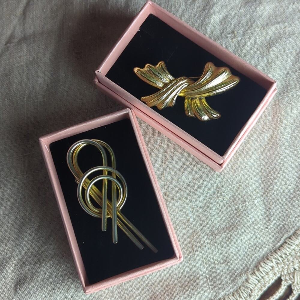 Vintage Signed Brooch Set – Gerry & Sarah Coventry Gold Tone Costume Jewelry - Picture 8 of 8